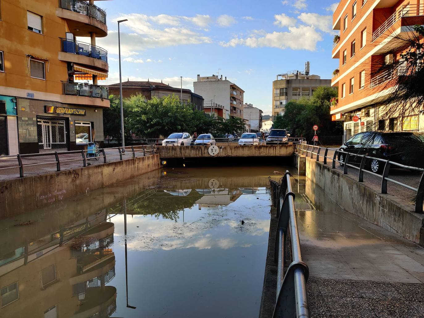 El agua acumulada en el túnel de Beniaján alcanza la altura de la carretera. 