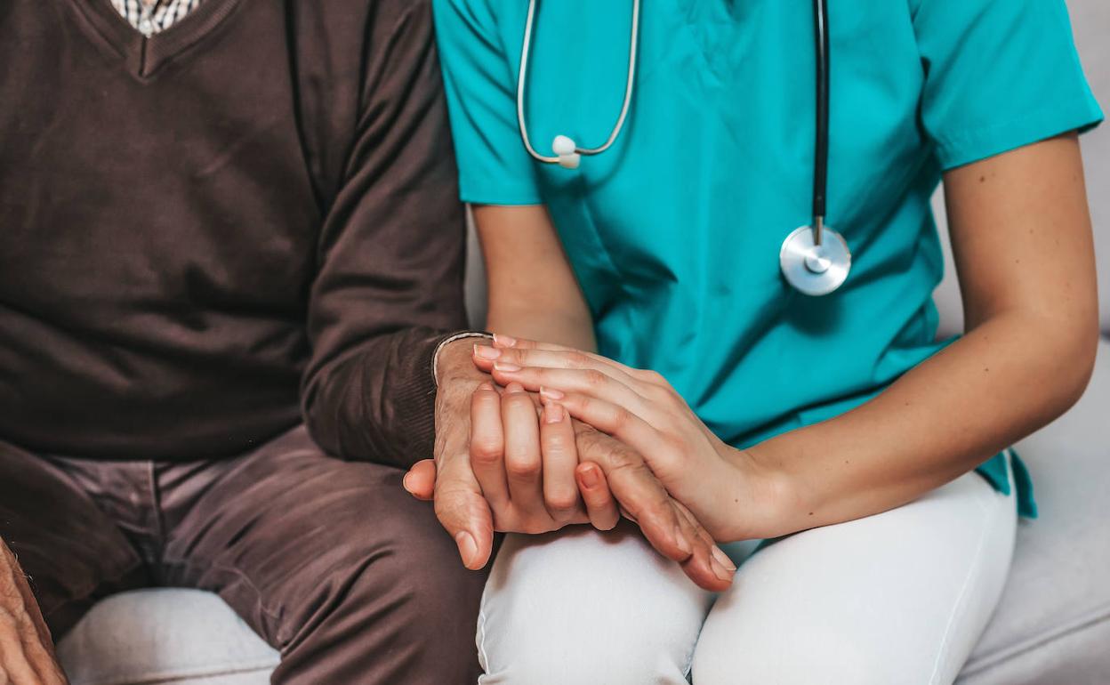 Un paciente y una enfermera. 