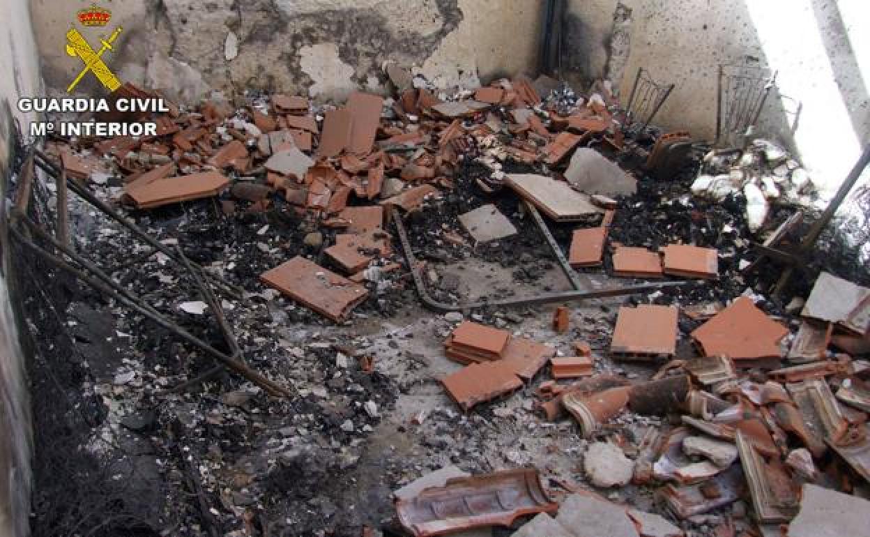 Los incendios dejan el inmueble de Campos del Río reducido a escombros.