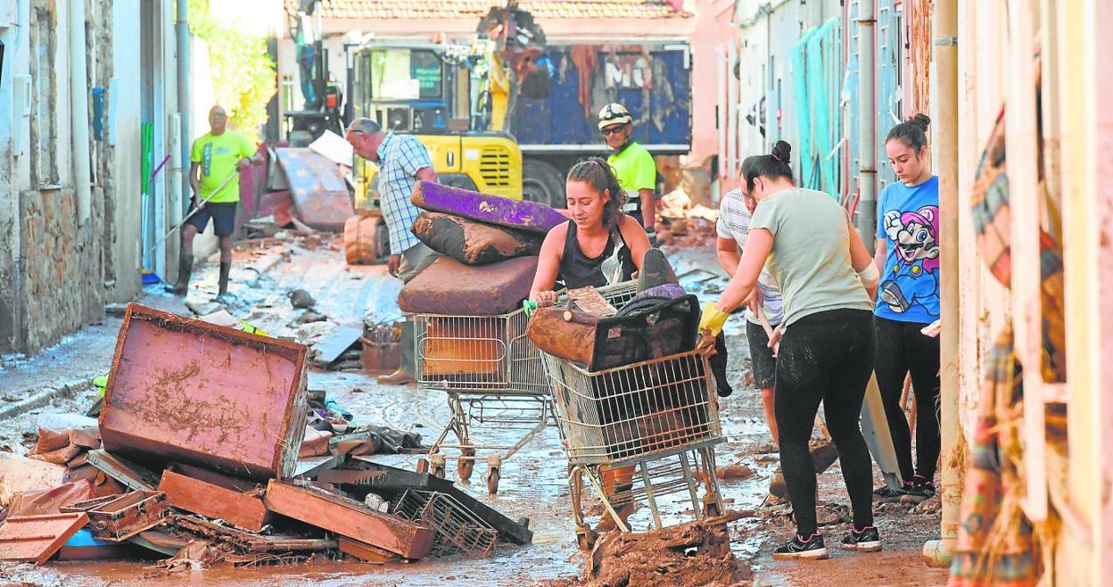 Vecinos de la calle San Nicolás de Javalí Viejo retiran enseres de las viviendas arrasadas por el desbordamiento de la rambla de La Ventosa que acabó con la vida de Antonio F. N. 