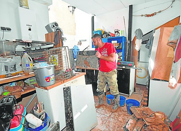 Los vecinos vacían sus casas entre el temor a volver y los planes de reforma: «Lo hemos perdido todo»