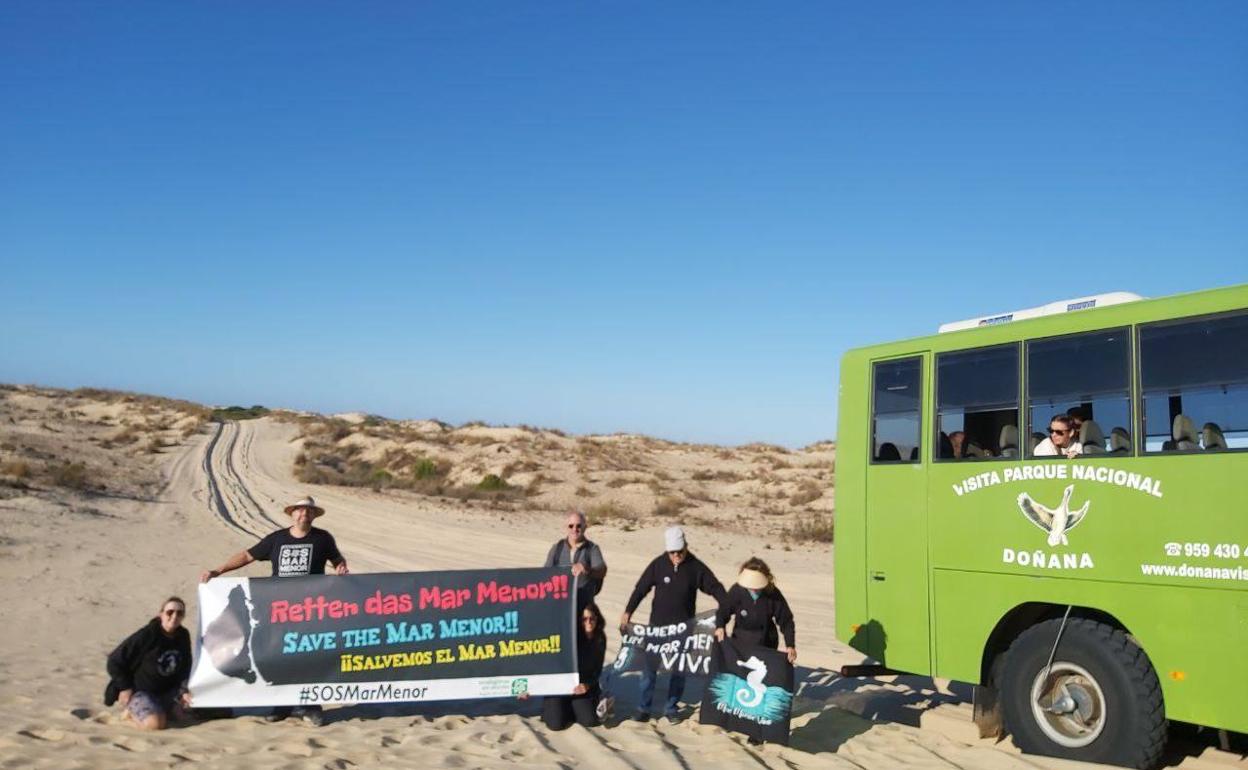 Un grupo de activistas del Mar Menor visita el Parque Nacional de Doñana. 