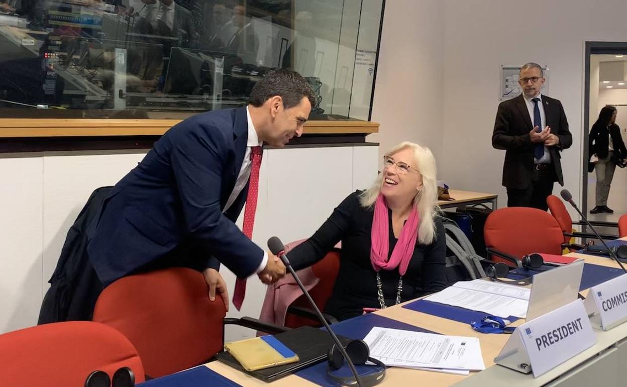 El consejero Díez de Revenga saluda a la coordinadora europea del Corredor Mediterráneo, Iveta Radicova, en la XVII reunión del Foro del Corredor Mediterráneo celebrado en Bruselas.