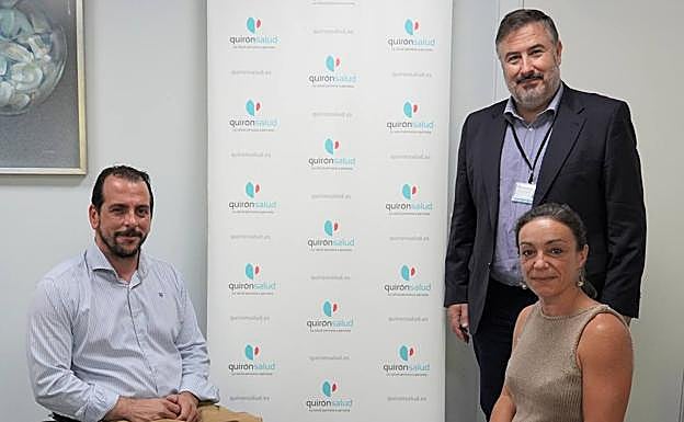 Luis Mesa, gerente de Quirónsalud Murcia, Sonia Ruíz presidenta UCAM BSR y Jesús Hernández vicepresidente UCAM BSR , en el momento de la firma con UCAM Murcia