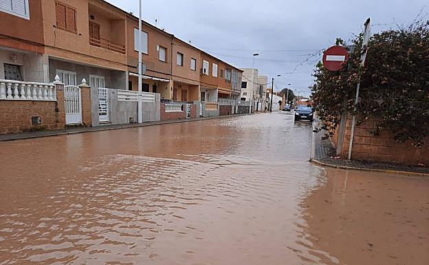 El barro deja aislados otra vez a los vecinos de El Mojón
