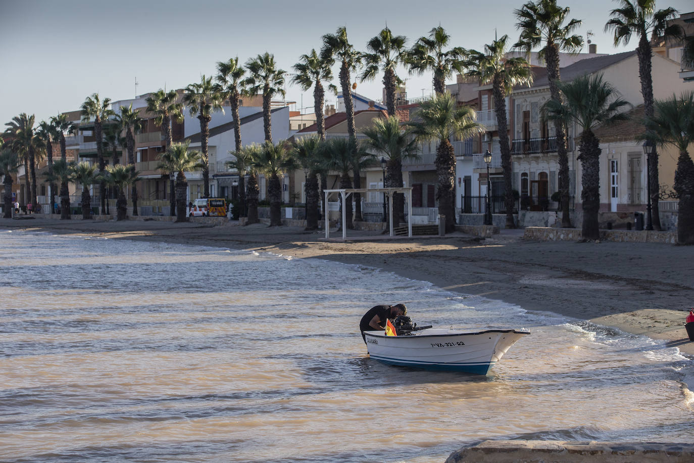 Fotos: Las intensas lluvias tiñen de marrón el Mar Menor