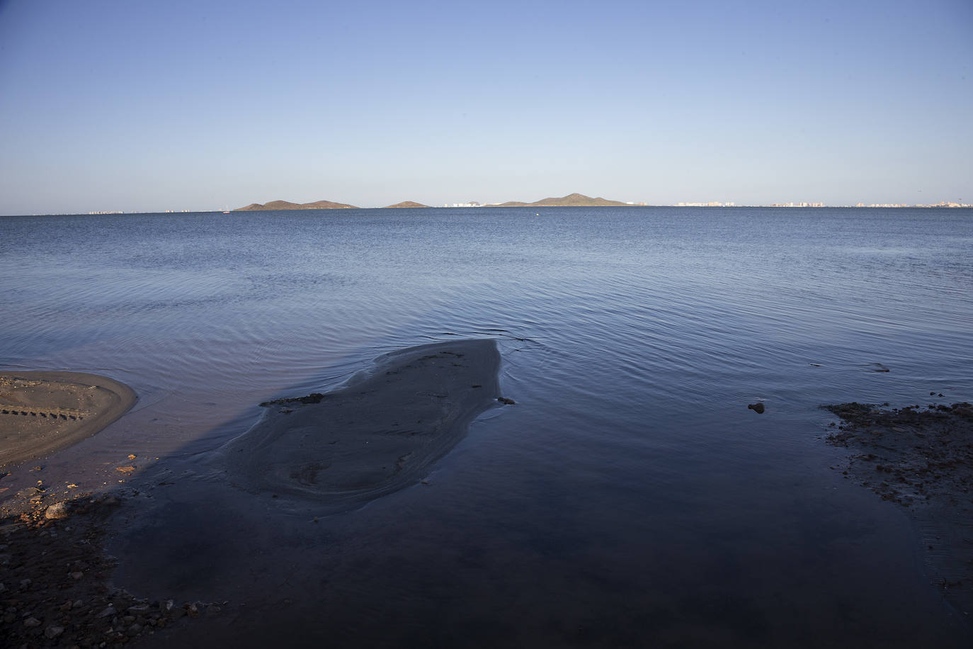 Fotos: Las intensas lluvias tiñen de marrón el Mar Menor