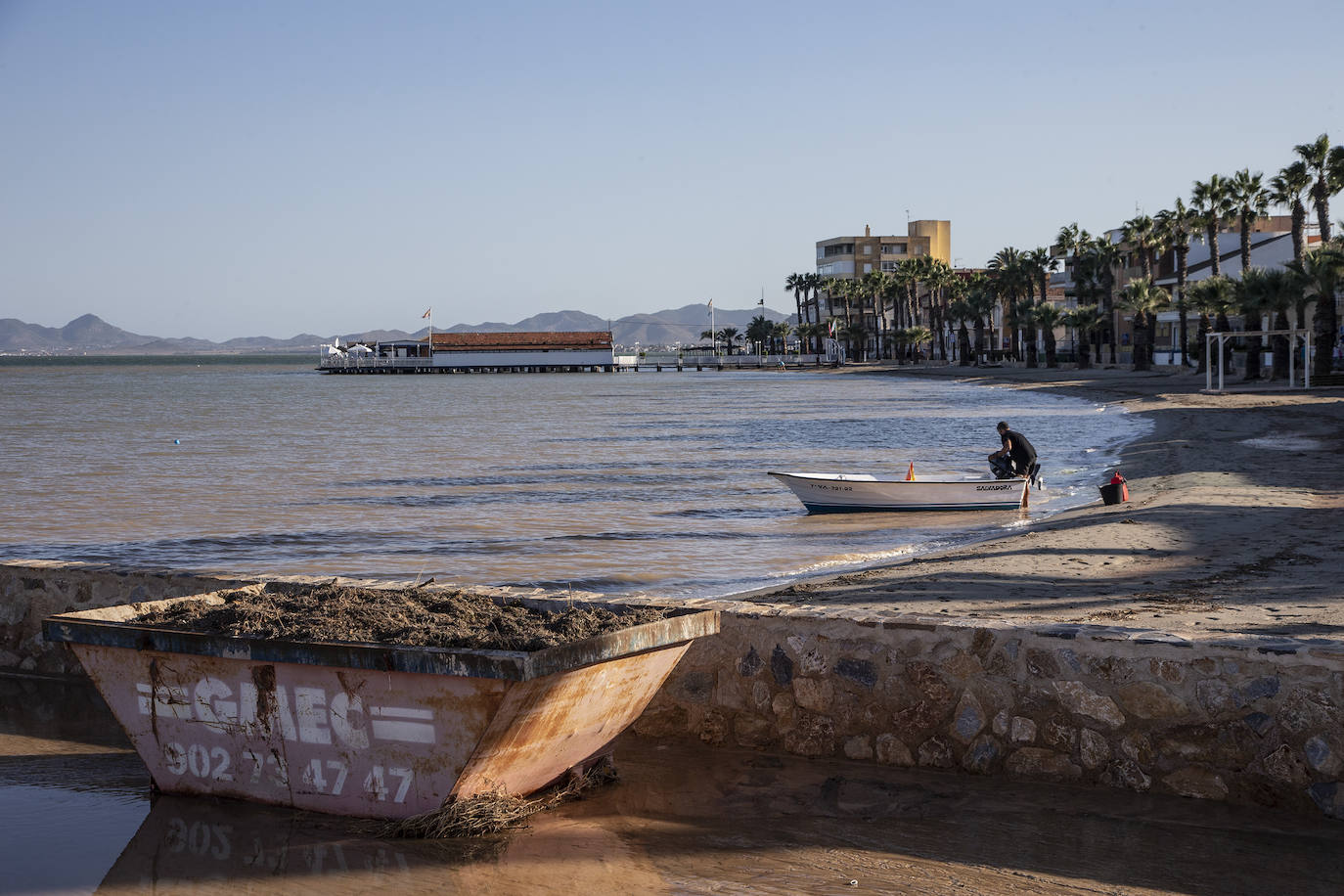 Fotos: Las intensas lluvias tiñen de marrón el Mar Menor