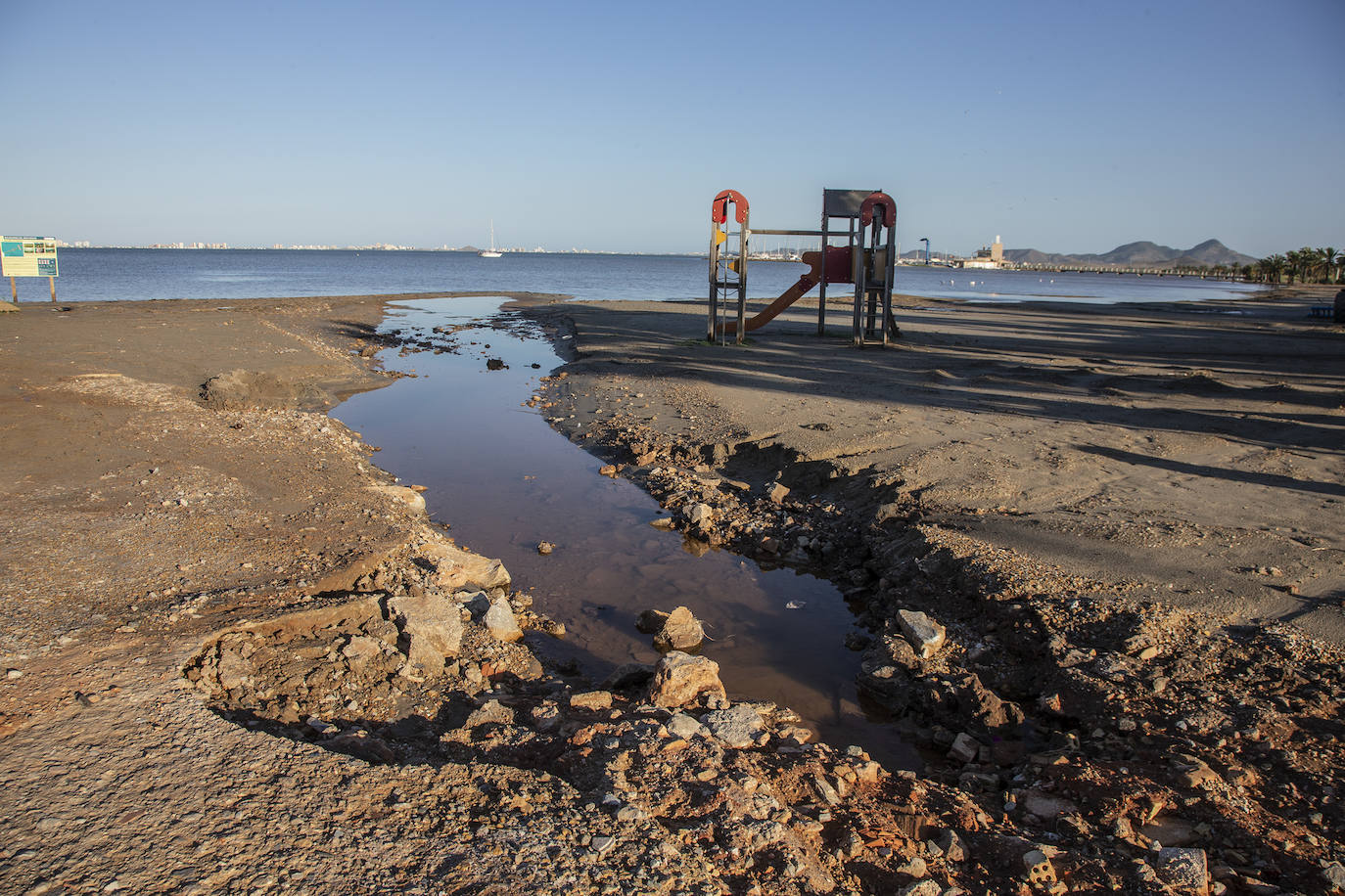 Fotos: Las intensas lluvias tiñen de marrón el Mar Menor