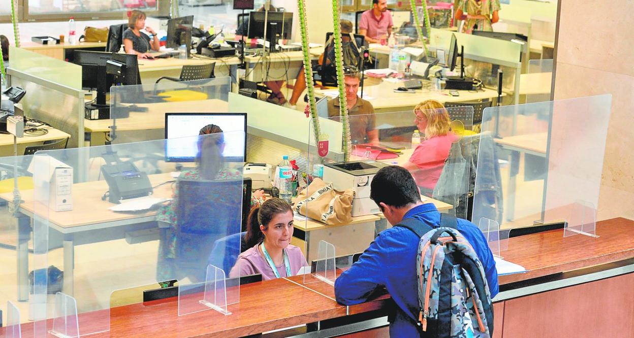 Empleados de la Agencia Tributaria de la Región, ayer, en la sede de la Consejería de Economía y Hacienda. 