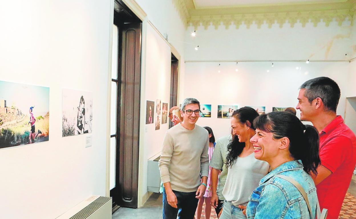 Visitantes disfrutan de la exposición 'La mirada del deporte en Lorca y en femenino'.