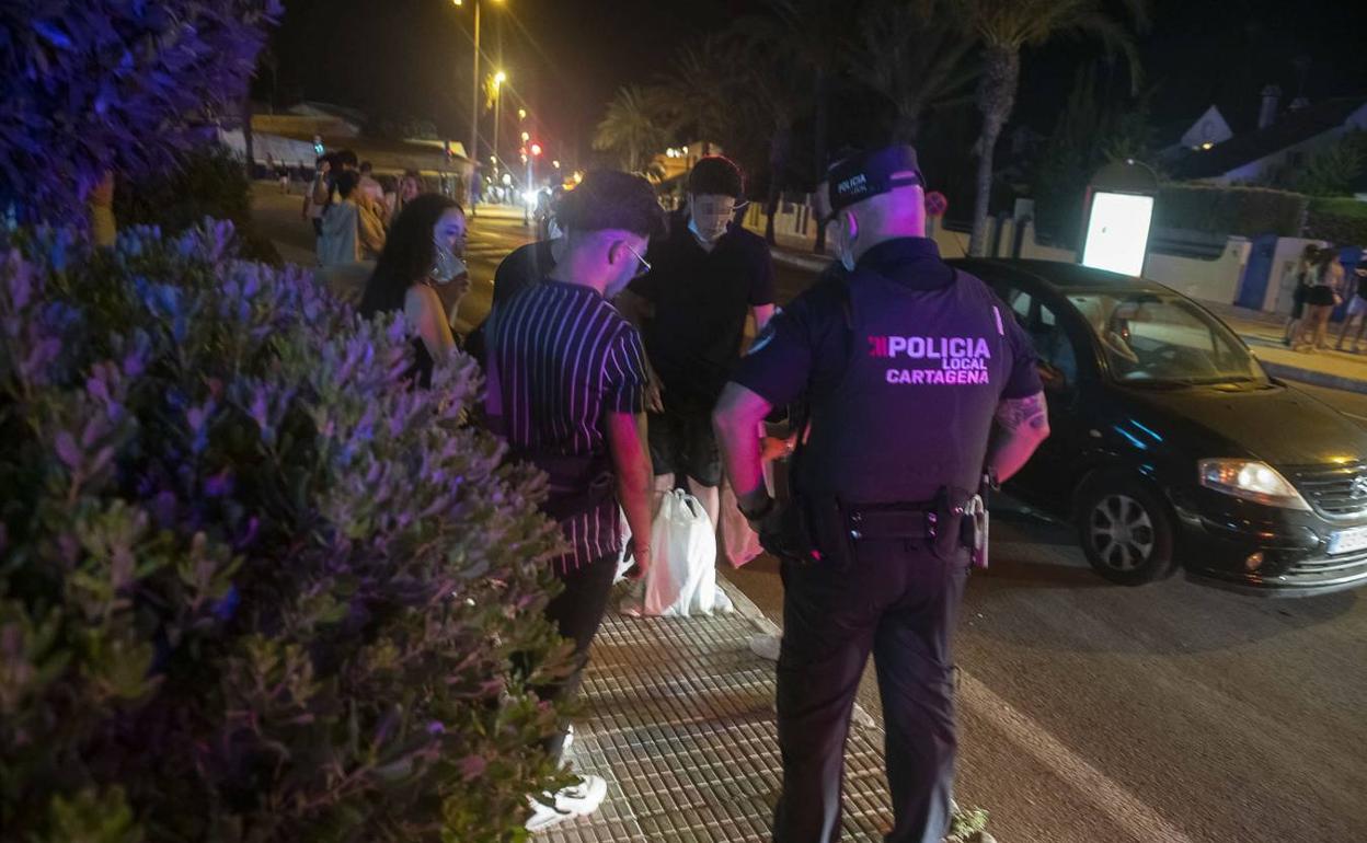 La Policía Local de Cartagena intercepta a unos jóvenes con botellas de alcohol en una imagen de archivo. 