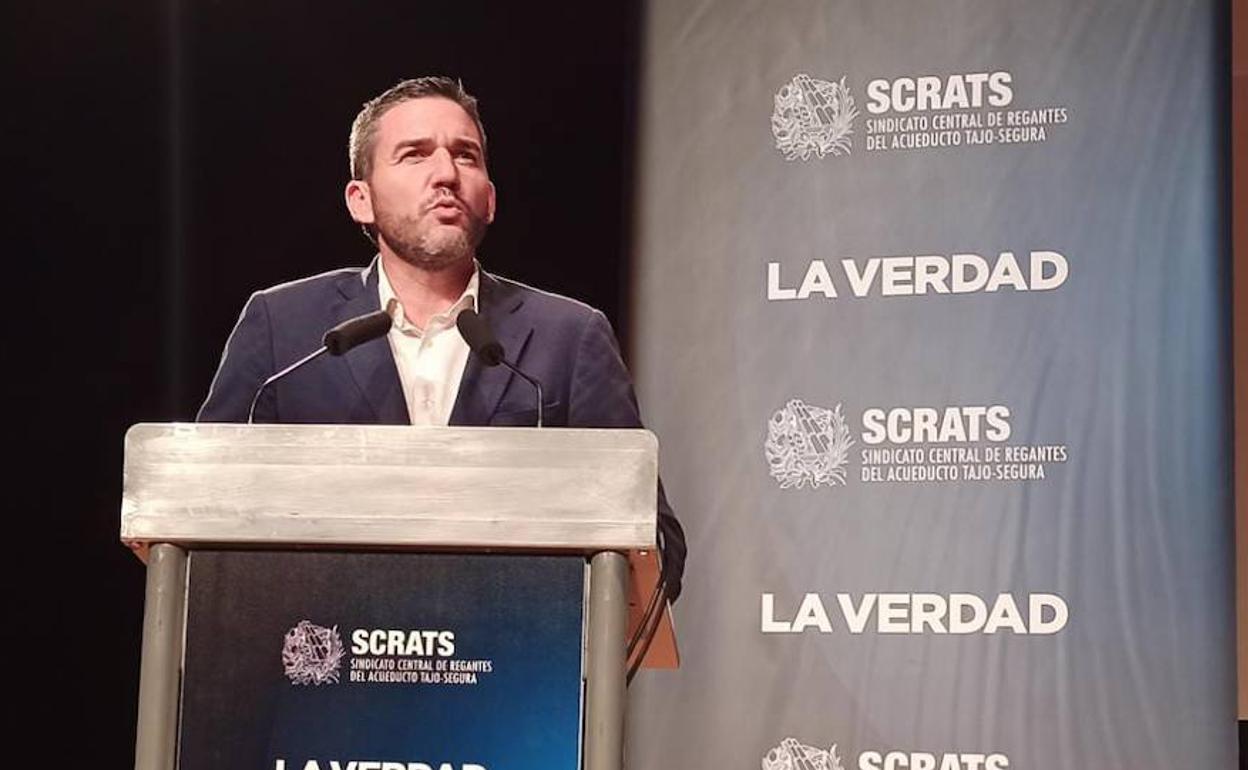 El consejero de Agua, Antonio Luengo, clausura la jornada de este viernes. 