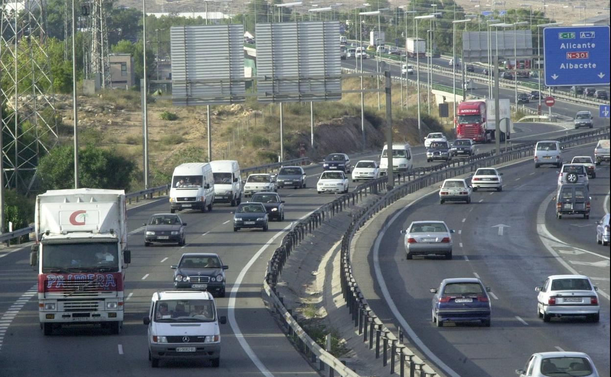 Decenas de vehículos circulan por el tramo de la A-30 que colinda con Los Rectores. 