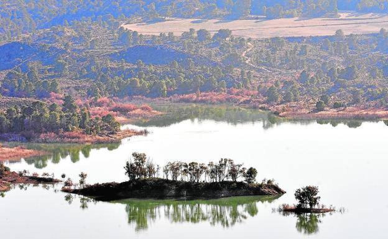 El Pantano de Alfonso XIII visto desde la cuerda de la Sierra de la Albarda.