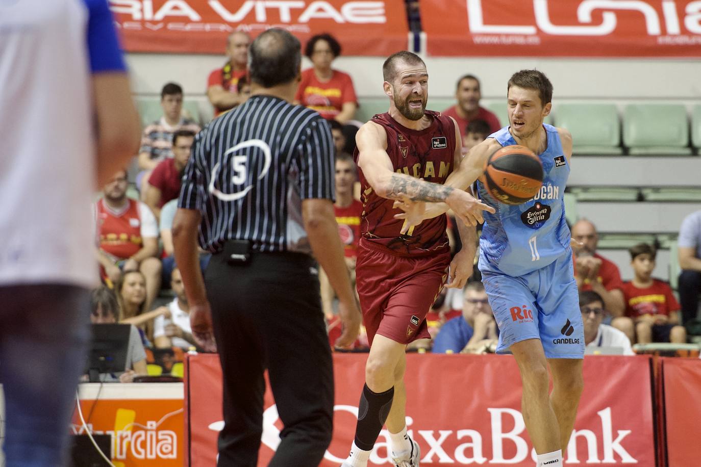 Fotos: Tropiezo en el debut del UCAM ante el Breogán