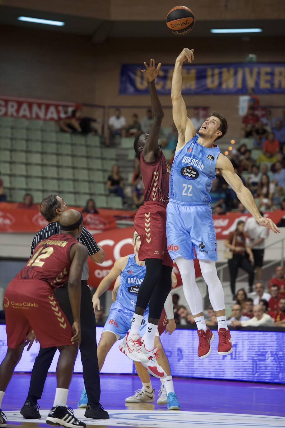 Fotos: Tropiezo en el debut del UCAM ante el Breogán