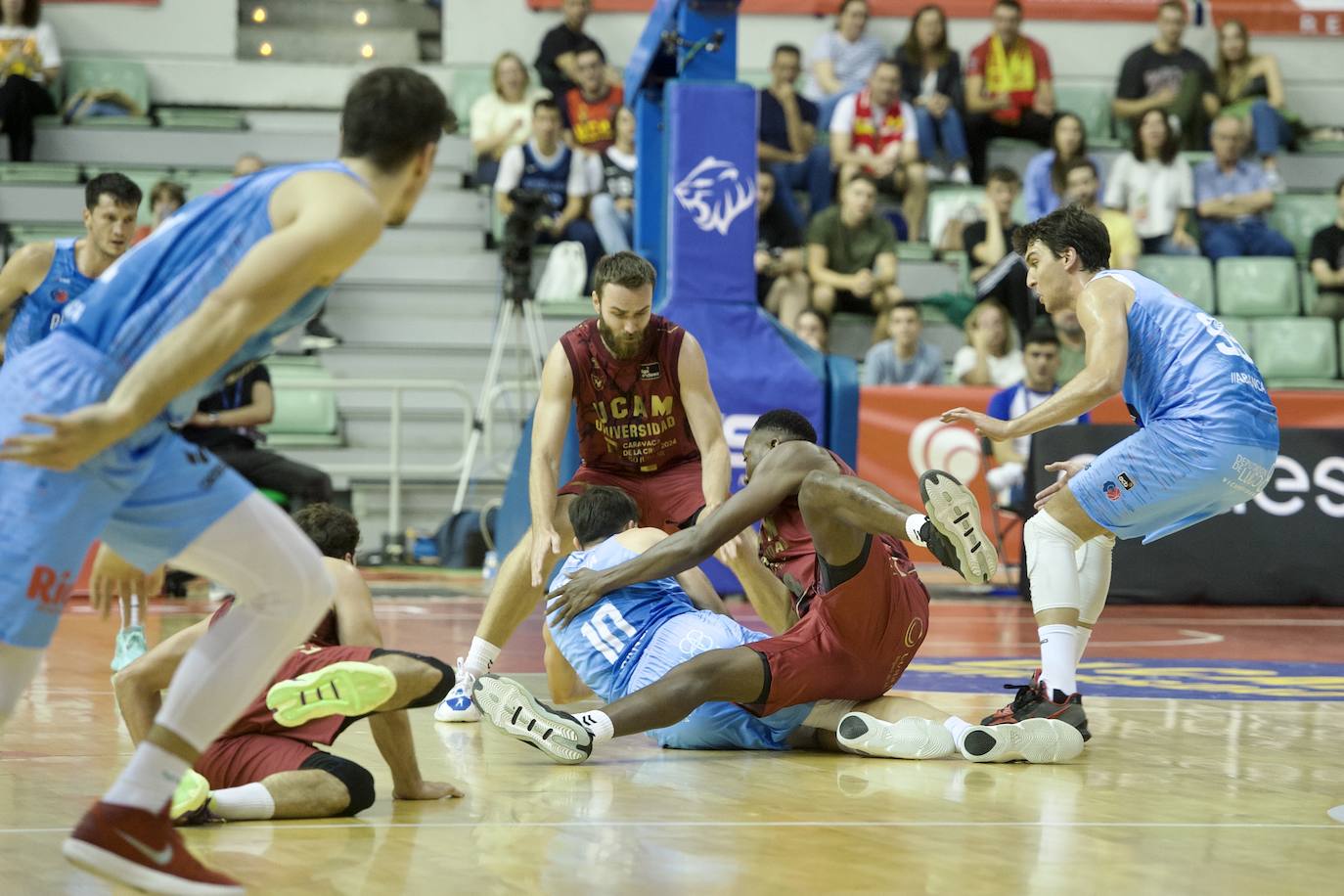 Fotos: Tropiezo en el debut del UCAM ante el Breogán