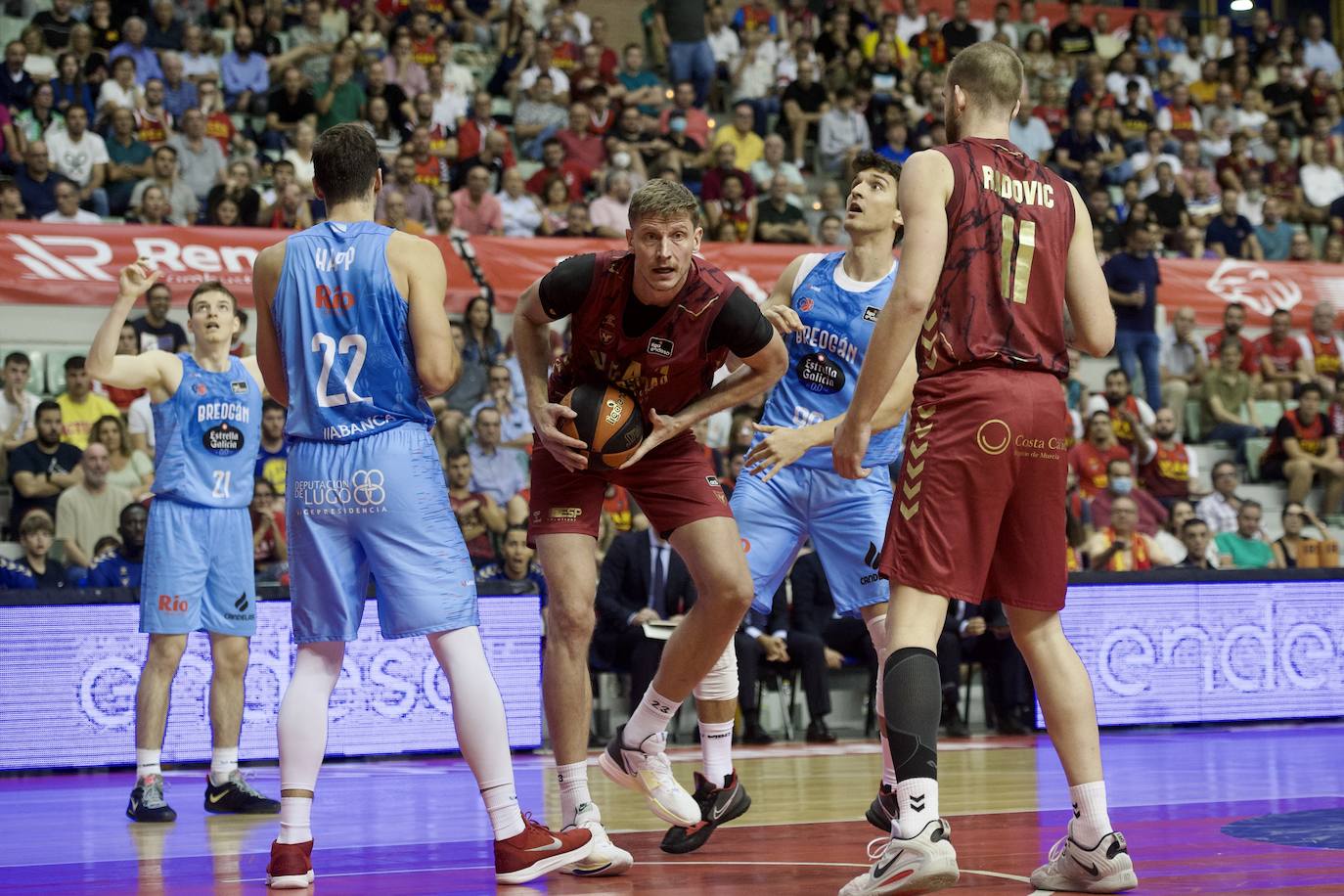 Fotos: Tropiezo en el debut del UCAM ante el Breogán