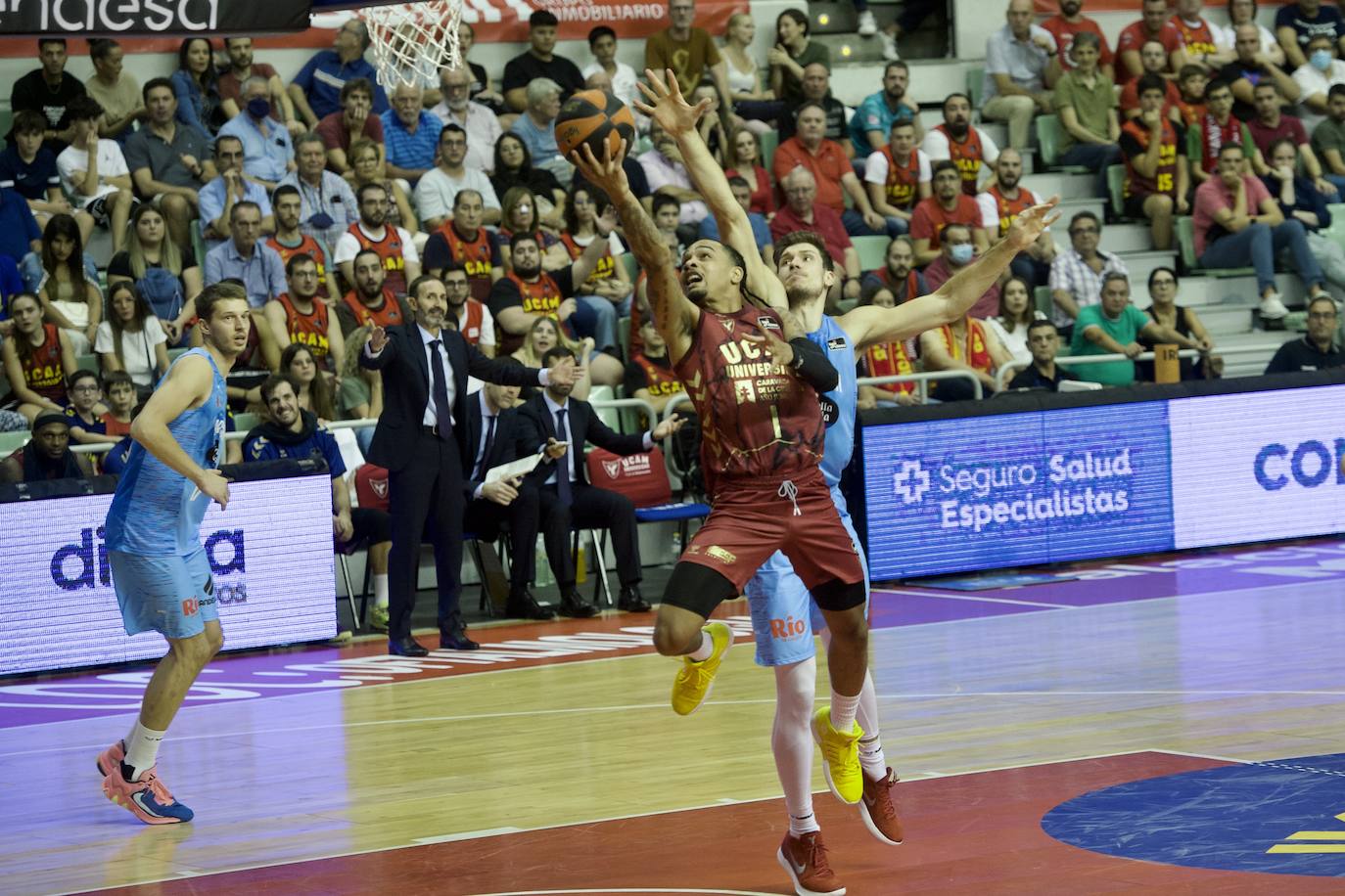 Fotos: Tropiezo en el debut del UCAM ante el Breogán