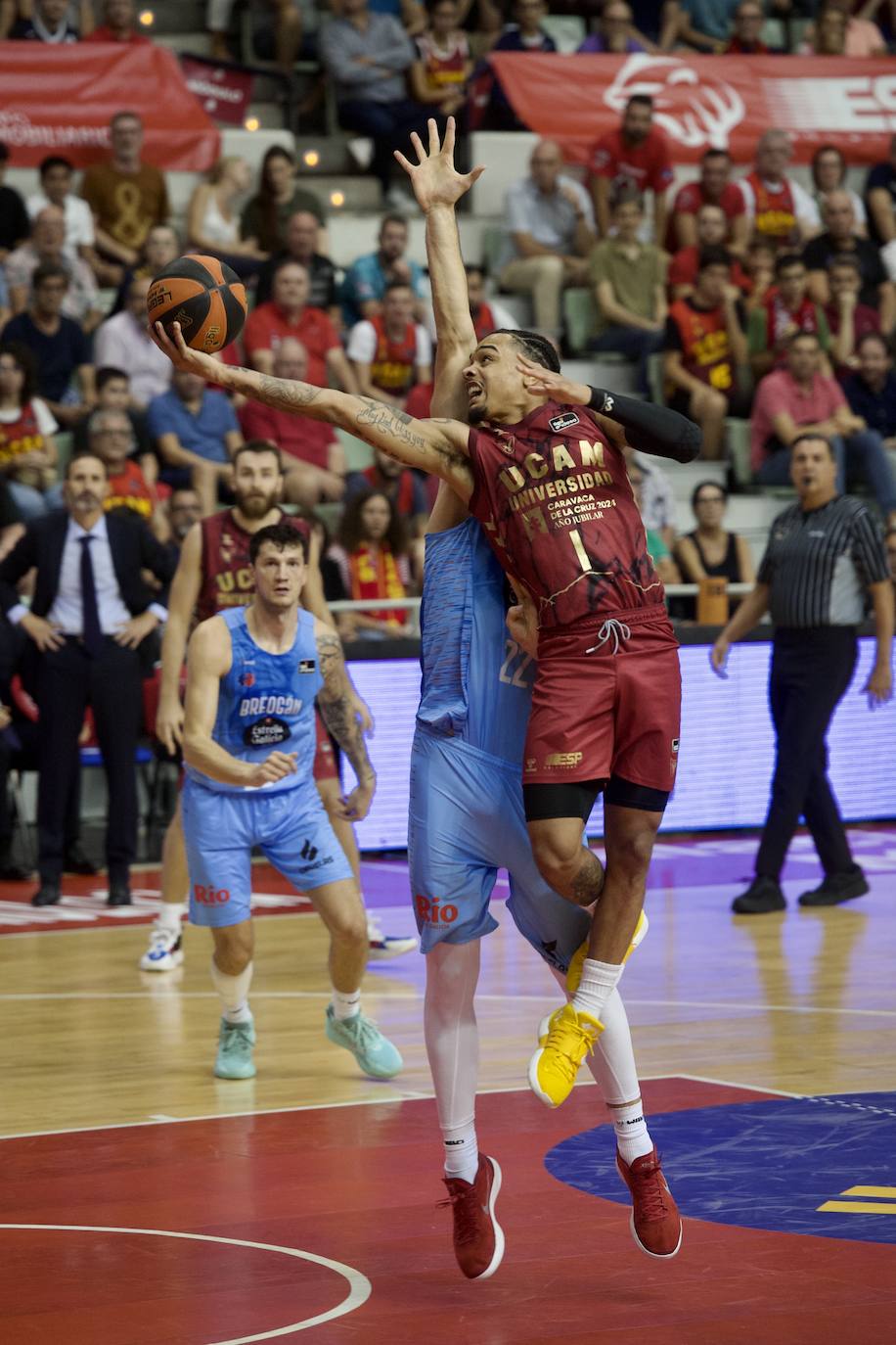 Fotos: Tropiezo en el debut del UCAM ante el Breogán