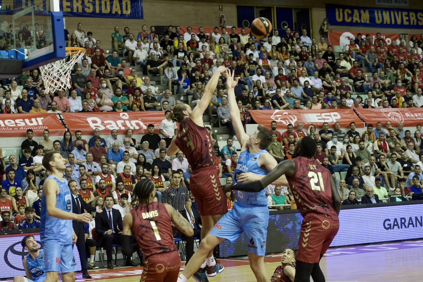 Fotos: Tropiezo en el debut del UCAM ante el Breogán