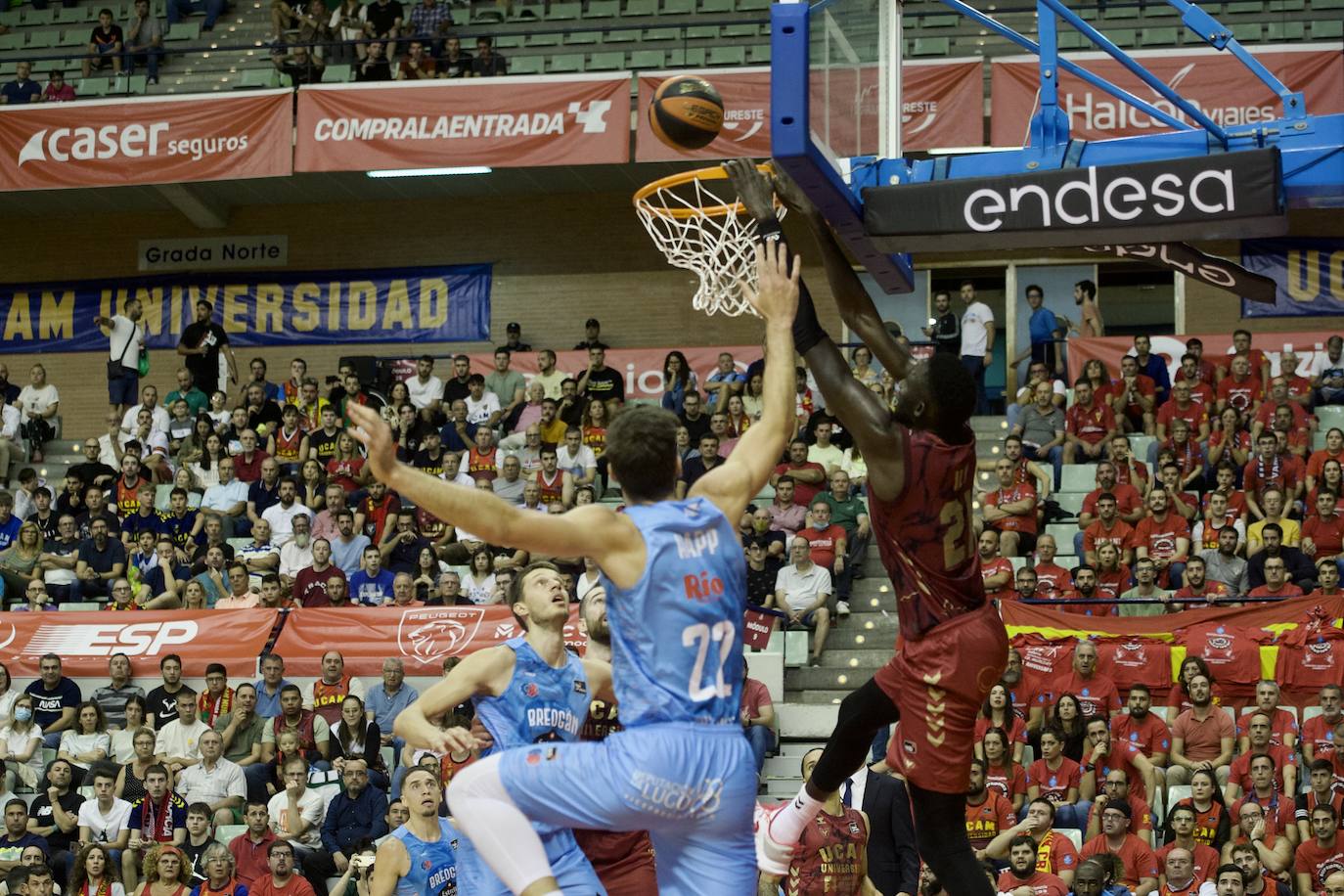 Fotos: Tropiezo en el debut del UCAM ante el Breogán