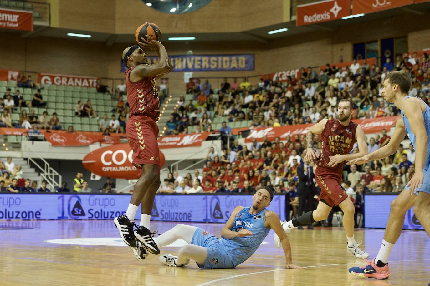 Fotos: Tropiezo en el debut del UCAM ante el Breogán