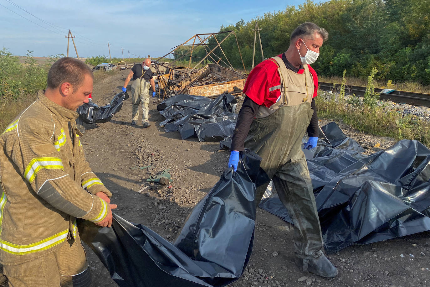 Fotos: Ucrania denuncia al menos 20 muertos en un nuevo ataque a un convoy humanitario en Kupiansk