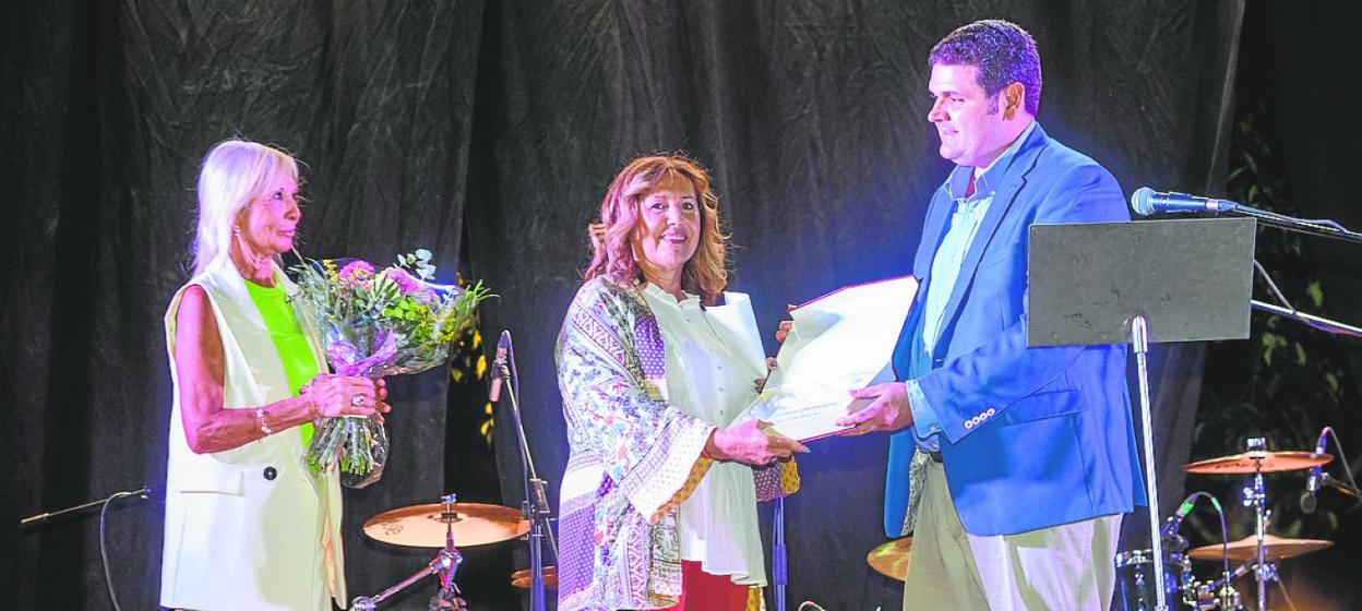 María José Montesinos (centro), anoche, después de pregonar las fiestas de La Flota. 