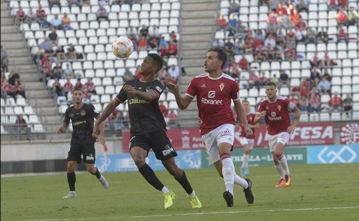 Pedro León intenta robar el balón, este sábado en el partido ante la SD Logroñés.