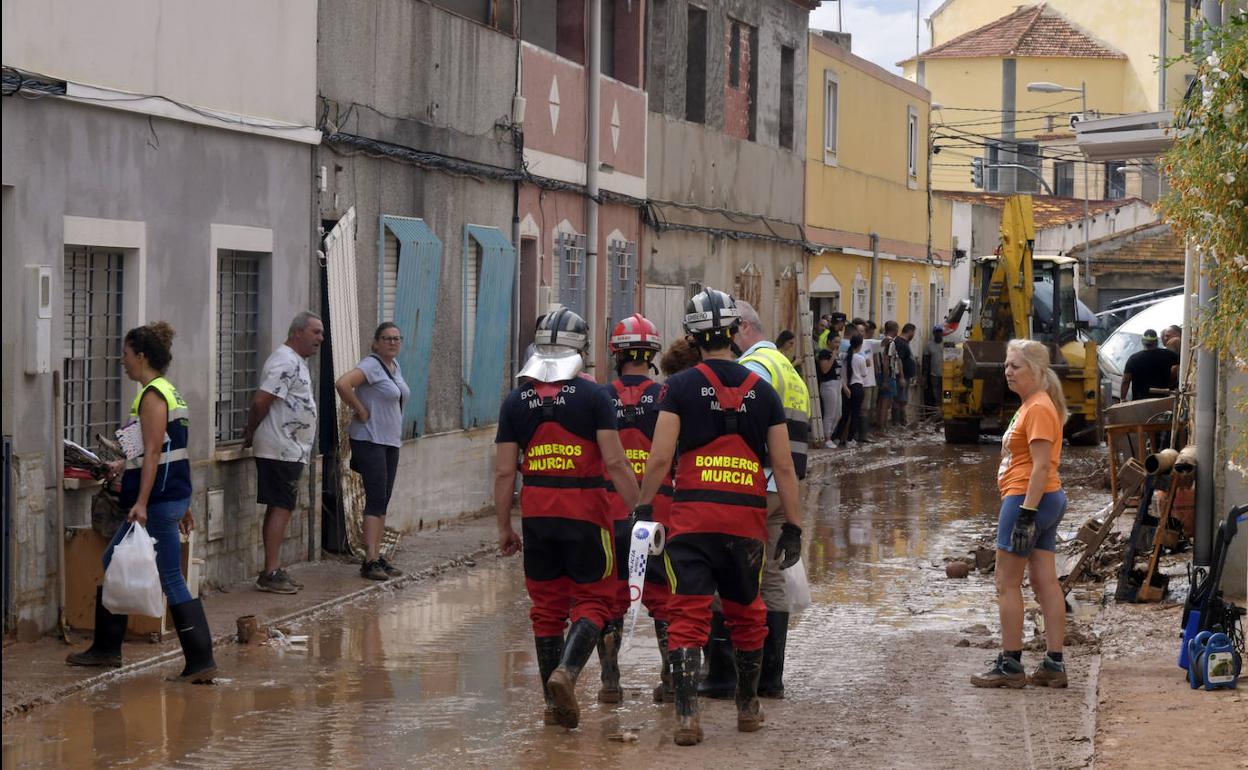 Bomberos y personal de Servicios Sociales en Javalí Viejo, el lunes pasado, tras la riada.