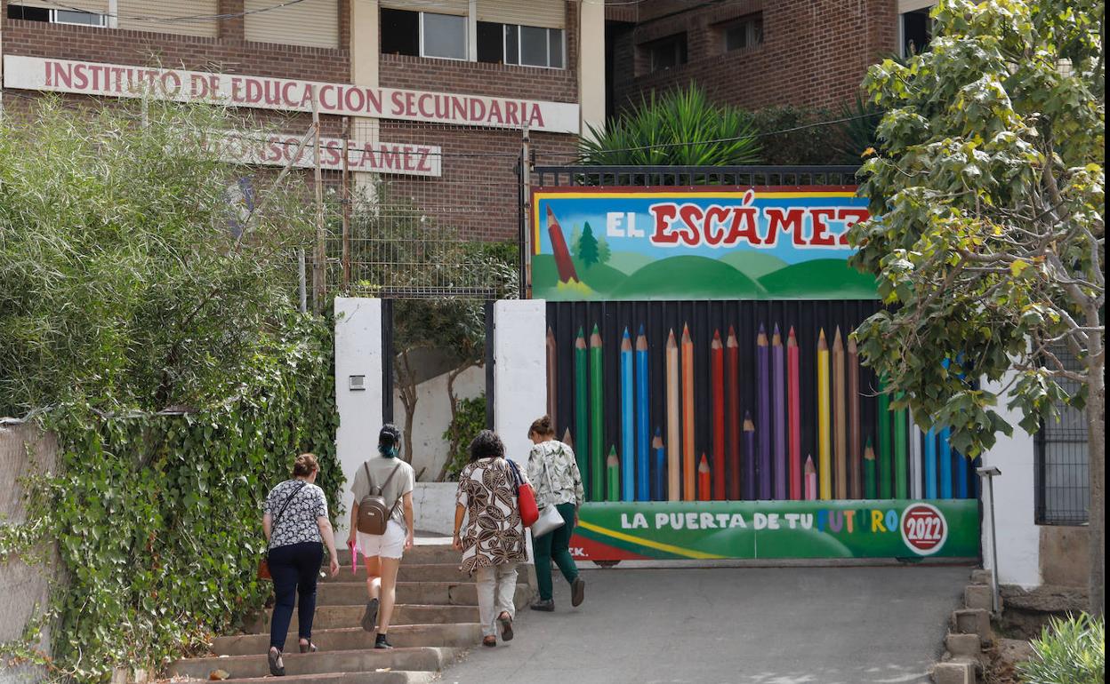 Varias profesoras entran este lunes al IES Alfonso Escámez de Águilas. 