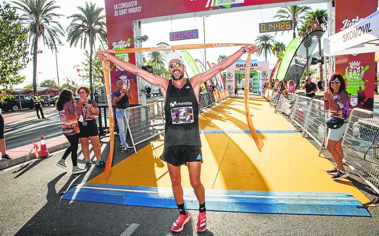 Chema Martínez cruza la meta, en la avenida del Cantón, ayer, como campeón en 10 kilómetros. 