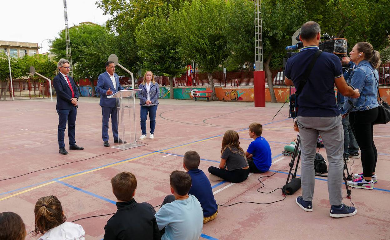 José Antonio Serrano en su visita al CEIP Mariano Aroca.