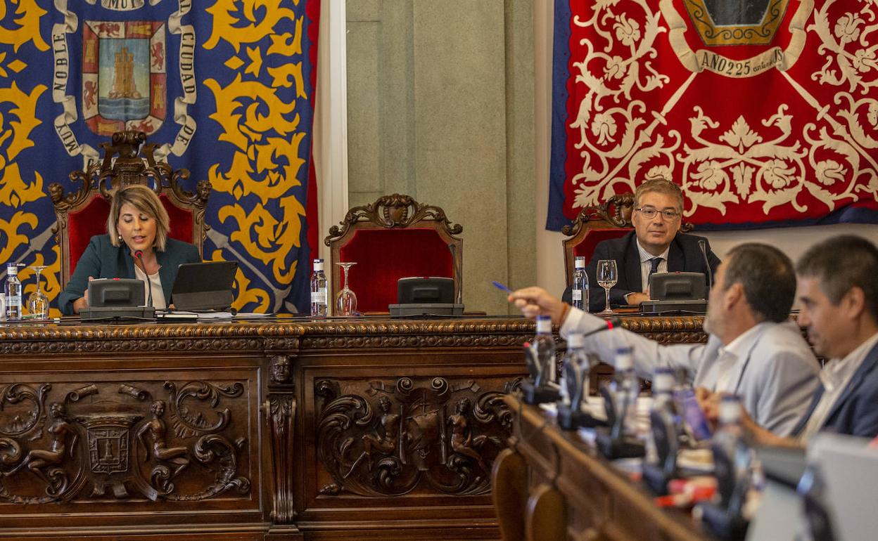 El portavoz de MC, José López, señala con un bolígrafo a la alcaldesa de Cartagena, Noelia Arroyo. 