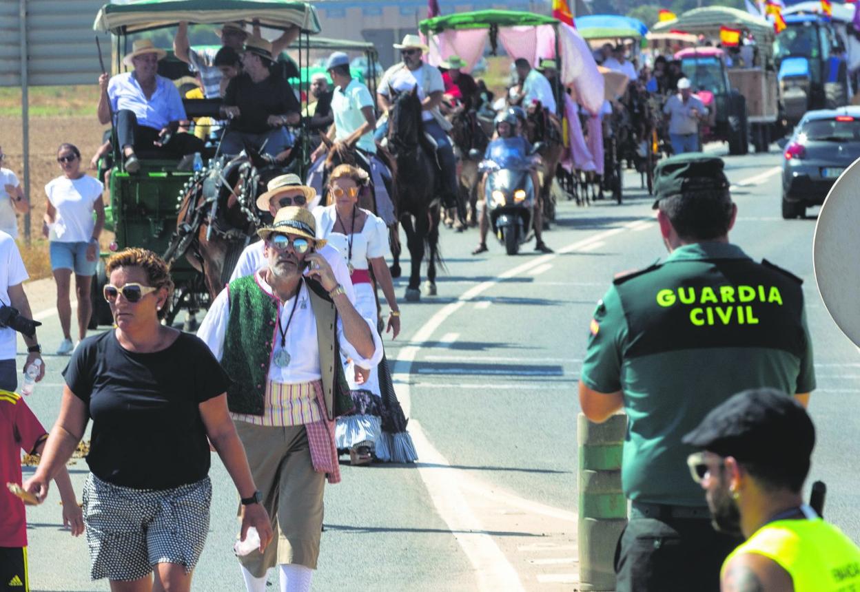 José López, con sombrero y gafas de sol, caminando en la romería de San Ginés de la Jara. 