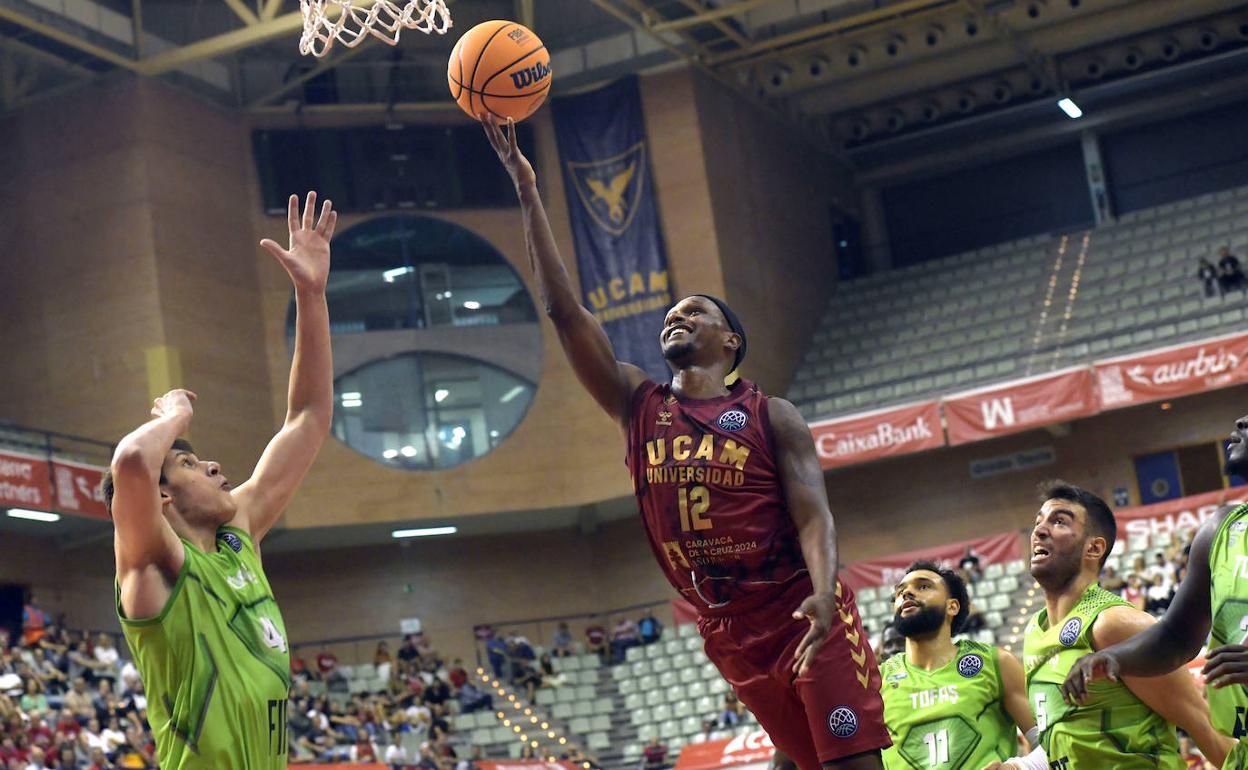 Thad McFadden sonríe al lanzar a canasta durante el encuentro ante el Tofas.