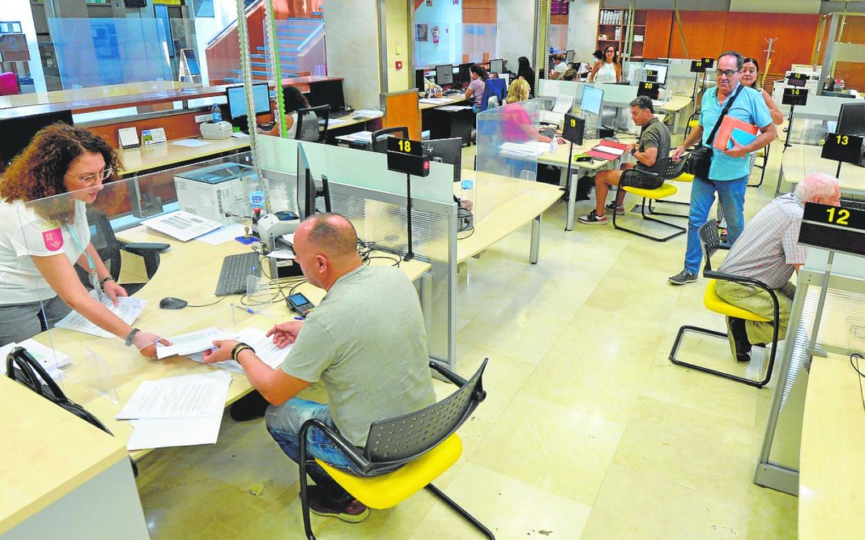 Funcionarios de la Agencia Tributaria de la Región trabajan en la Consejería de Hacienda. 