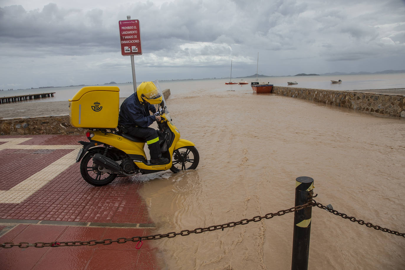 Fotos: La lluvia inunda calles y arrastra el agua hasta el Mar Menor en Los Alcázares