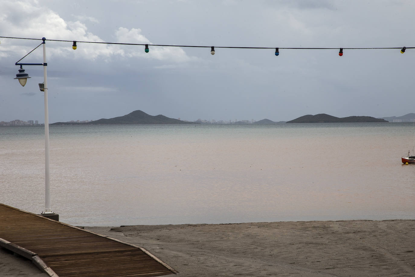 Fotos: La lluvia inunda calles y arrastra el agua hasta el Mar Menor en Los Alcázares