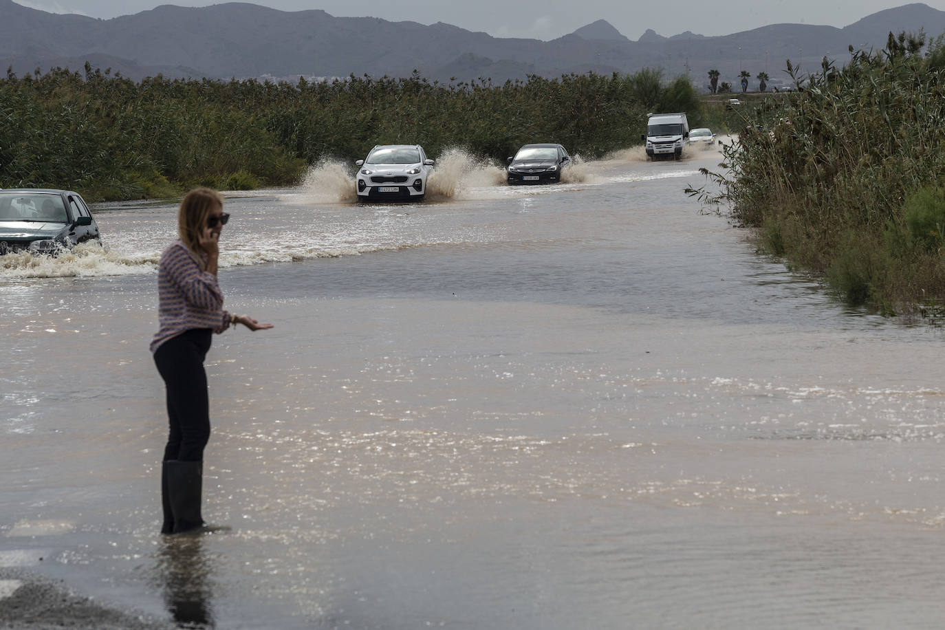 Fotos: La lluvia inunda calles y arrastra el agua hasta el Mar Menor en Los Alcázares
