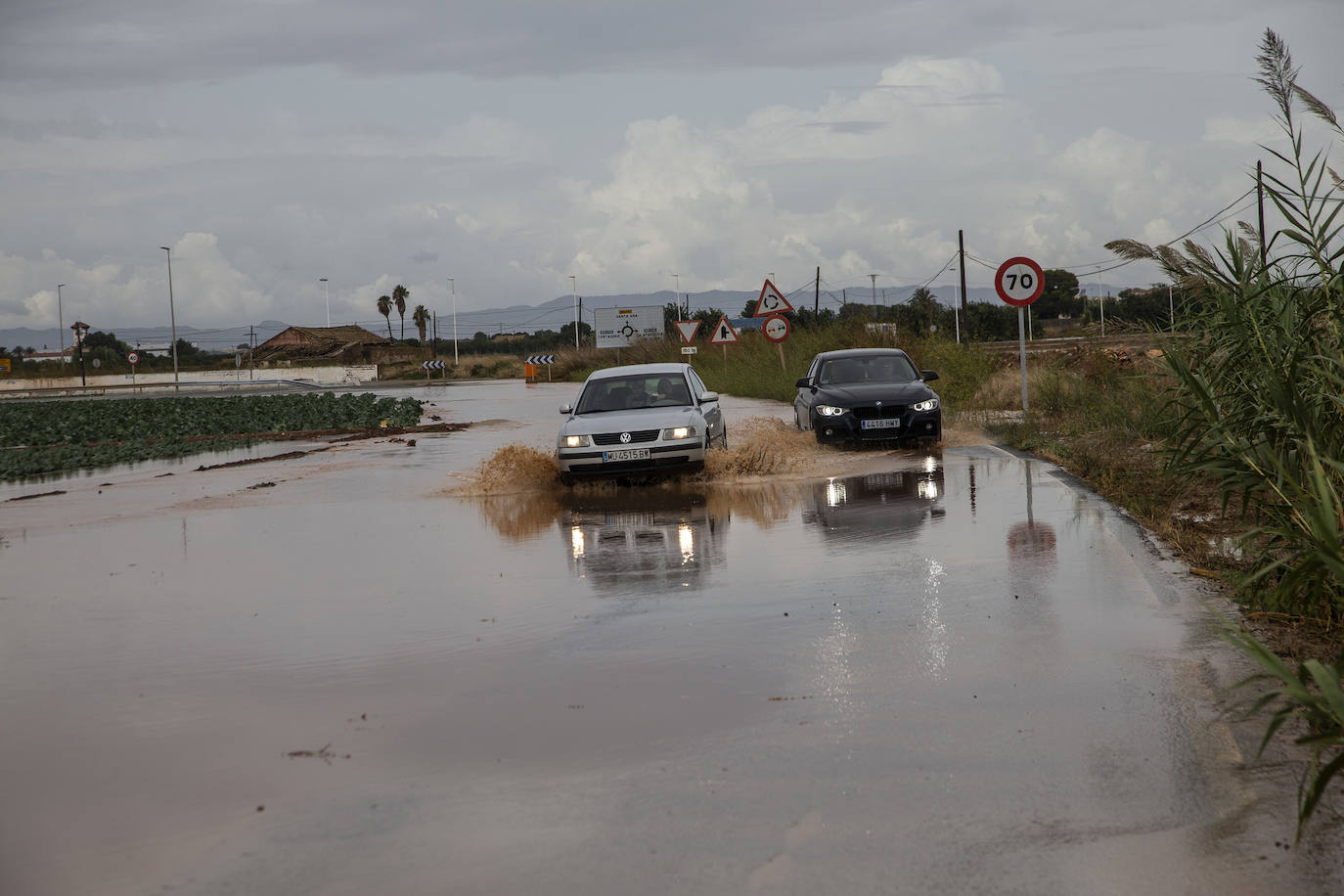 Fotos: La lluvia inunda calles y arrastra el agua hasta el Mar Menor en Los Alcázares