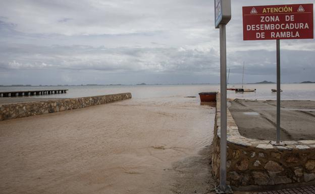 La lluvia arrastra el agua hasta el Mar Menor en Los Alcázares.