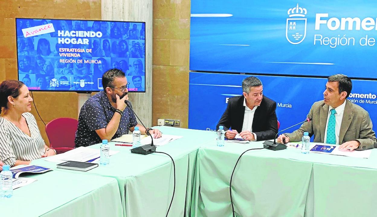 Reunión de los responsables de la Consejería de Fomento con representantes de organizaciones sociales. 