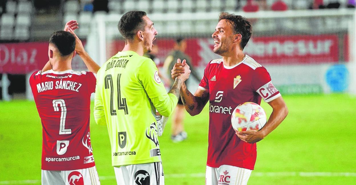 Joao Costa felicita al goleador Pedro León al final del partido que el Real Murcia ganó el pasado sábado al SD Logroñés (4-2). 