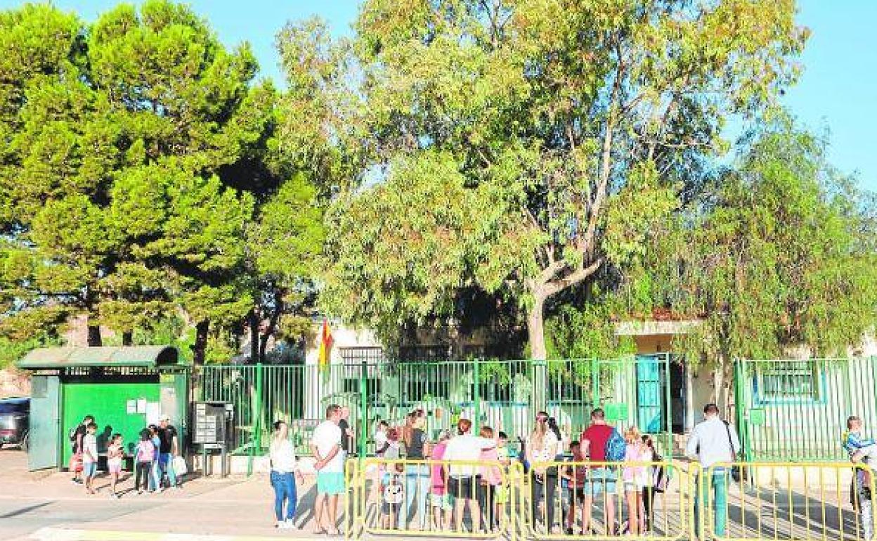 Padres y profesores en el acto de protesta ante las puertas del centro, el pasado 20 de septiembre..