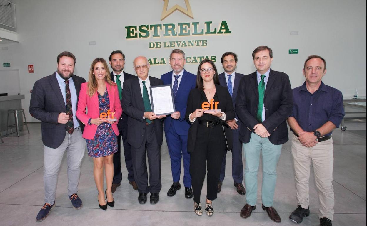 Entrega del certificado efr a Estrella de Levante.