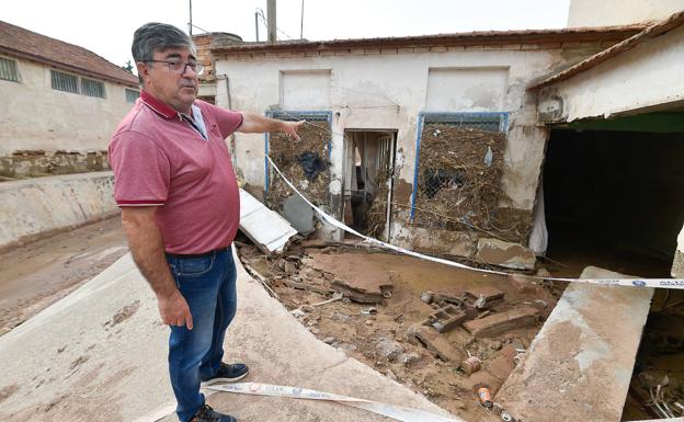 Galería. Un vecino muestra los destrozos que provocó la riada en su vivienda.