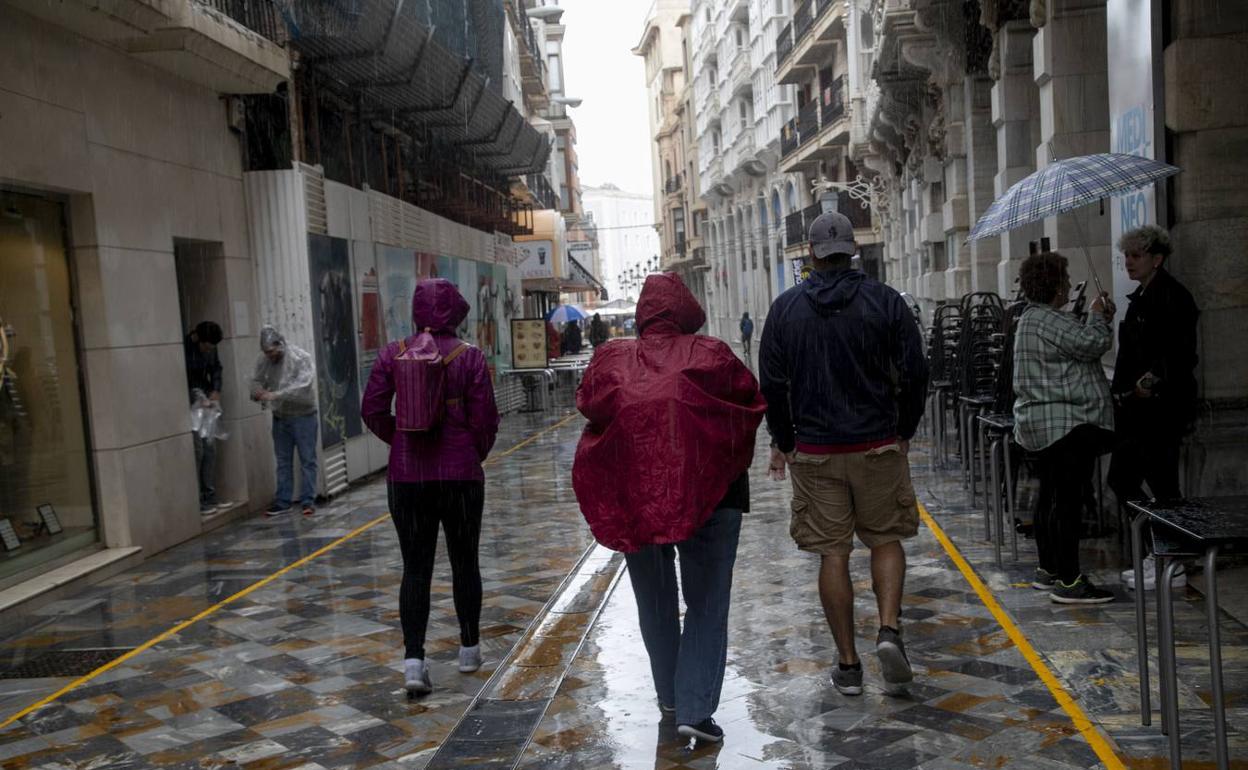 Lluvia intensa en el centro de Cartagena en una imagen de archivo. 